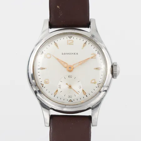 Herrur Longines, diameter ca 33.5 mm, repig baksida,tickar igång men ej funktionstestad.