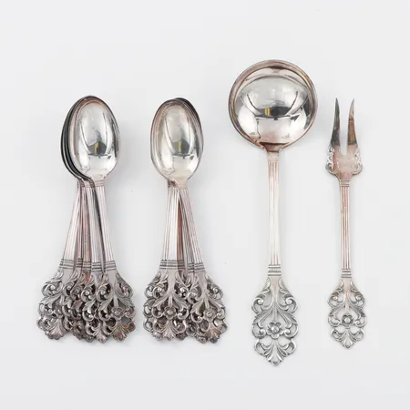 Skedar 12 st, längd ca 10 cm + serveringsbestick 2 st längd ca 10-13 cm,silver. Vikt: 121,2 g