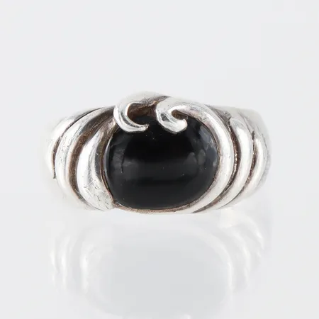 Ring med sten,storlek 17 ¼ mm, bredd 3.6-11.4 mm,silver. Vikt: 5,5 g