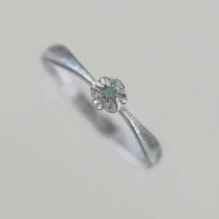 Ring med grön sten, Ø 18½ mm, silver 925/1000 Vikt: 1 g