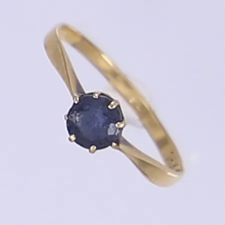 Ring med blå sten, stl 15¼, bredd 1-5mm, 18K  Vikt: 0,9 g