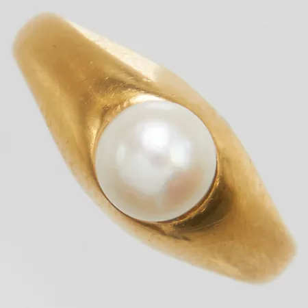 Ring, odlad sötvattenpärla, stl 16¾, bredd 2,8-7,5mm, 18K Vikt: 2,3 g