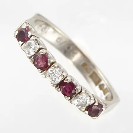 Ring med diamanter 3x0,24ct samt rubiner 4x0,47ct enligt gravyr, stl 17¼, bredd: 5mm, gravyr, vitguld, 18K Vikt: 3,8 g