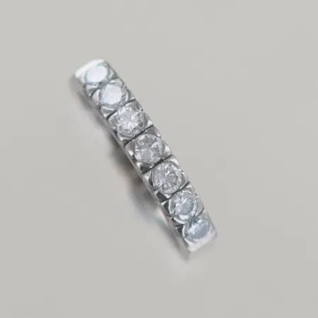 Ring med 7 diamanter, tot 0,58ct, Ø 17 mm, bredd 3 mm, 18K  Vikt: 4,1 g