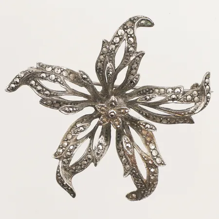Brosch med markasiter, längd 46mm, bredd 50mm, stenar saknas, 830/1000 silver  Vikt: 13,6 g
