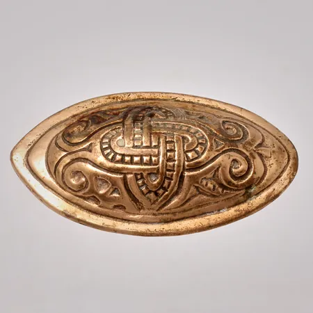 Brosch, Kalevala Koru, mått 369x66,7mm, brons.