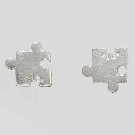 Ett par örhängen pusselbitar, ca 8x8mm, saknar snurrebussar, 925/1000 silver, bruttovikt: 1,2g.