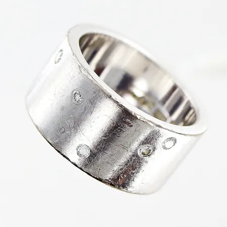 Ring stl 15½, bredd 9mm, diamanter 5st totalt 0,08ctv enligt gravyr, hack/repor, vitguld, 18K  Vikt: 13,4 g