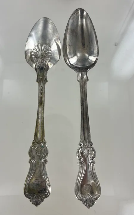 2 st serveringsskedar år 1855, längd 23 cm, A.G. Carlberg silver, gravyr Vikt: 139 g