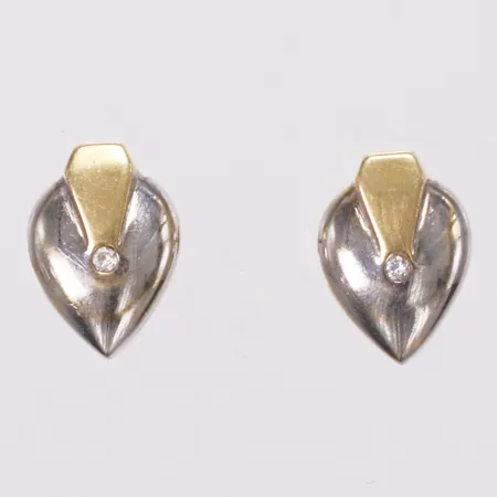 Ett par örhängen, diamanter 2 x ca0,01ct, längd 11mm, bredd 7,5mm, tvåfärgad, 18K Vikt: 2,8 g