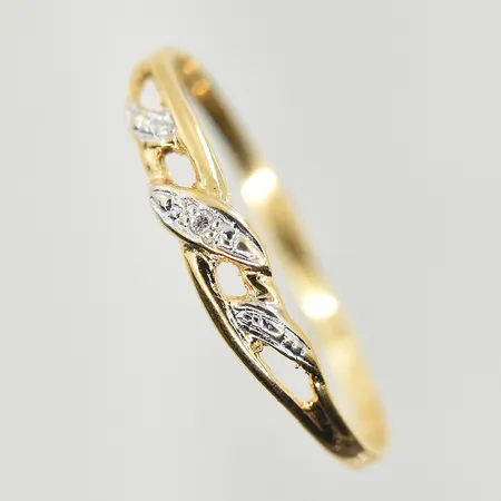 Ring med vit sten, stl 20, bredd 2-4 mm, rödguld/vitguld, 18K. Vikt: 1,1 g