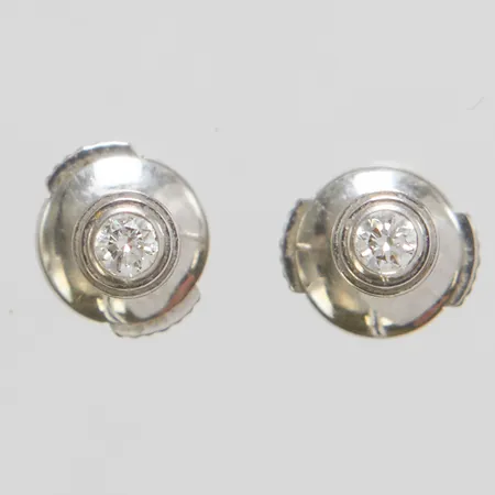 Ett par örhängen, Cartier d'Amour, diamanter 2 x ca 0,04ct, Ø 3,8mm, serienr RYE679, stift, vitguld, certifikat från Cartier Tokyo 2023, etui, ytterkartong. Nypris 17500kr Vikt: 1,3 g