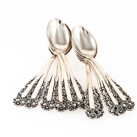 Aristokrat: 11 mockaskedar i silver. De är 10 cm långa och väger 90,5g.