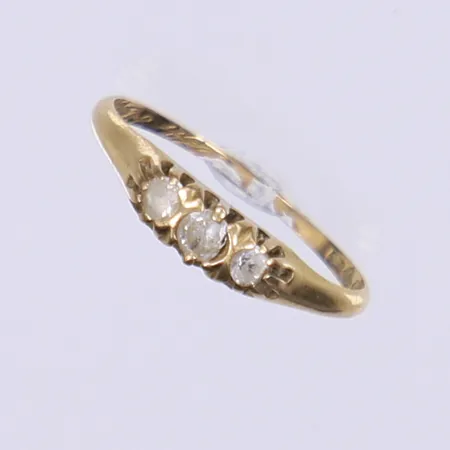 Ring med tre vita stenar, stl 16½, bredd 1-4mm, Gustaf Dahlgren & Co, Malmö 1942, gravyr, stenar med nagg, 18K Vikt: 1,3 g