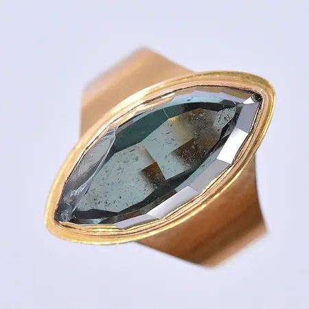 Ring med grön sten, stl 17, bredd 3-20mm, defekt sten, 18K. Vikt: 7,7 g