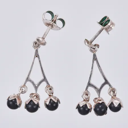 Ett par örhängen, med svarta sten, längd: ca 25mm, bredd: ca 1-13mm, silver, 830/1000 Vikt: 2 g