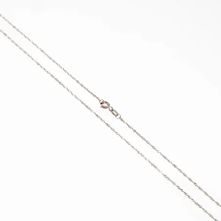 Kedja, Singapore i 9K vitguld. Den är 42 cm lång, 1 mm bred och väger 1,0g. (Guldfynd) Springring. 