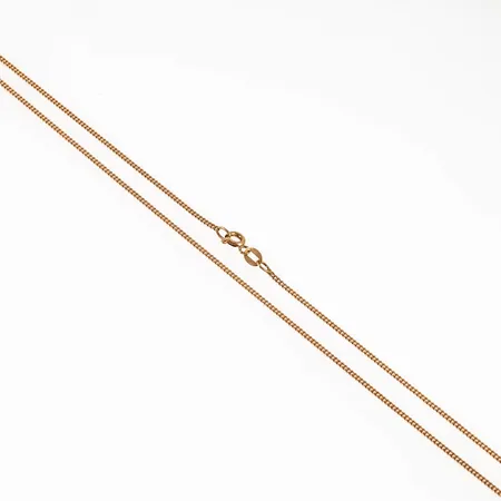 Kedja, pansar, i 18K guld. Den är 47 cm lång, 1,4 mm bred och väger 3,5g. Springring.