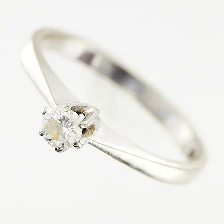 Ring, diamant ca 0,15ct, stl 17, bredd 2-3mm, 1 klo defekt, vitguld, 18K.  Vikt: 2,5 g