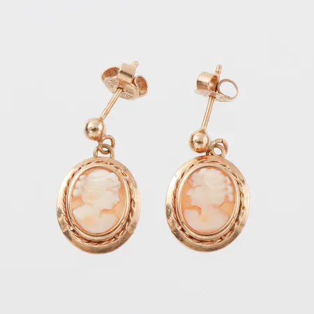 Örhängen paret med camé,höjd ca 18.6 mm,18k. Vikt: 2,2 g