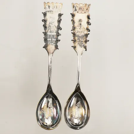 Två kaffeskedar, samiskt motiv, längd 11cm, Bolidensilver, 830/1000 silver  Vikt: 23,4 g