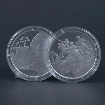 Två medaljer ur serien "Sveriges historia" i plastetuier. Ø 38,5 mm. Totalt 38,8g 925/1000 silver.