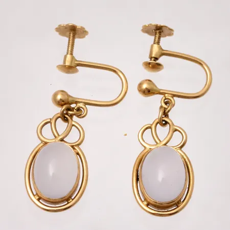 1par örhängen i 18K guld, mått 10,5x26,7mm, skruvlås, 1par mjölkvita stenar, mått 6,5x9,3mm, bruttovikt 4,75g, ca nettovikt 2,7g.