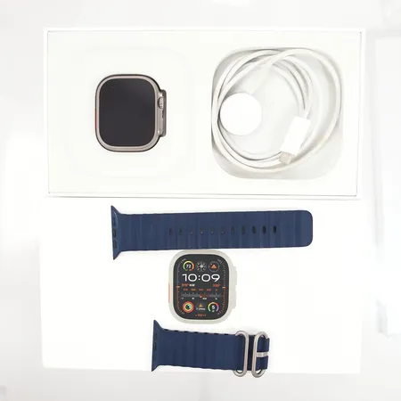 Digitalt armbandsur Apple Watch Ultra 2, modell: A2986, 49mm, gummiarmband med slitage, med kartong samt laddare, lättare bruksslitage.