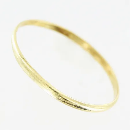 Ring, slät, stl 18½, bredd 1,5mm, smärre skevhet, 14K.  Vikt: 0,6 g