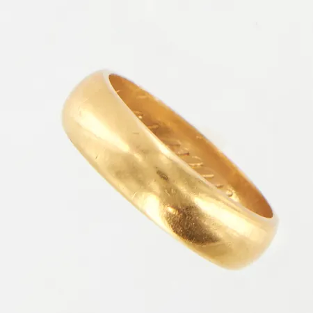 Ring slät, stl 15¾, bredd: 5mm, gravyr, 18K Vikt: 4 g