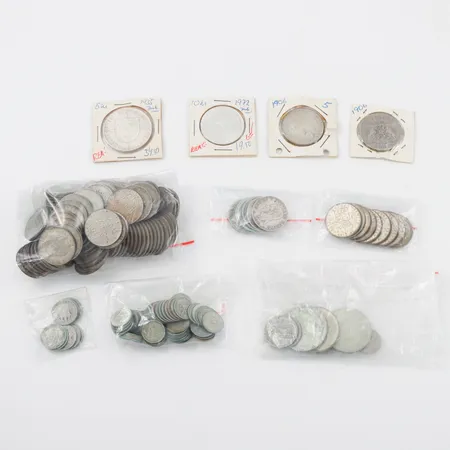 Mynt 6 st 1 kronor 80%,89 st 1 kronor 40%,2 kronor 2 st 80%,2 kronor 3 st 40%,5 krona 1 st 80%,10 krona 1 st 1972,25 öringar 9 st 80%,25 öringar 18 st 40%,10 öringar 53 st,totalvikt med plastpåsar och något myntfodral 974 gram. Vikt: 974 g