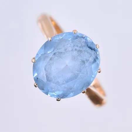 Ring med blå sten, stl 21¼, bredd 3 mm, graverad, 18K. Vikt: 7 g