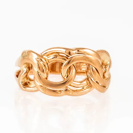 Ring Bismarck i 18K guld. Den är i storlek 18, är 3,5 - 10 mm bred och väger 5,6g. Stämplad JRA (J. Antar Guld AB, Köping), 18K & kattfot.