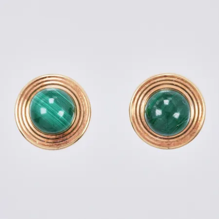 Ett par örhängen med malakiter, Ø ca 10mm, 18K Vikt: 2,9 g