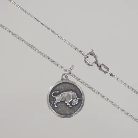 Halskedja med hänge tjur, längd 38 cm, silver 925/1000 Vikt: 3,7 g