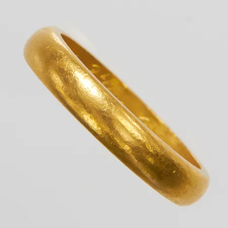 Ring slät, gravyr, skev, 23K Vikt: 6,5 g