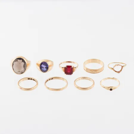 Ringar 9 st med gravyrer och defekter, några med stenar,18k. Vikt: 27,8 g