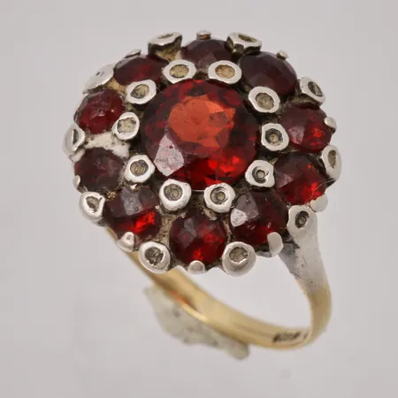 Ring i guld & silver, stl 16, bredd 1,7-15mm, 11st Granater, mått Ø2,8-6,7mm, skenan är i 18K guld, vikt 3,44g.