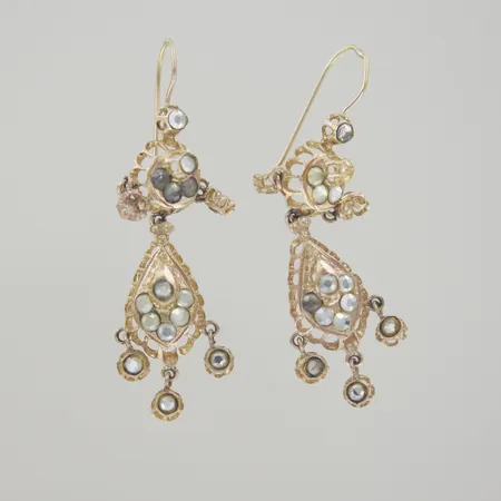 Ett par örhängen med stenar, längd 5 cm, stenar saknas/olika nyanser, 14K Vikt: 6,3 g