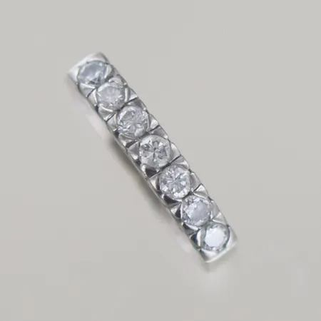 Ring med 7 diamanter, tot 0,56ct, Ø 17 mm, bredd 3,3 mm, 18K  Vikt: 4,5 g