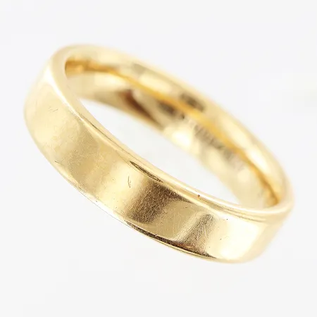 Ring, slät, stl 18½, bredd 5mm, datumgravyr, MK Juvel, 18K Vikt: 7,6 g