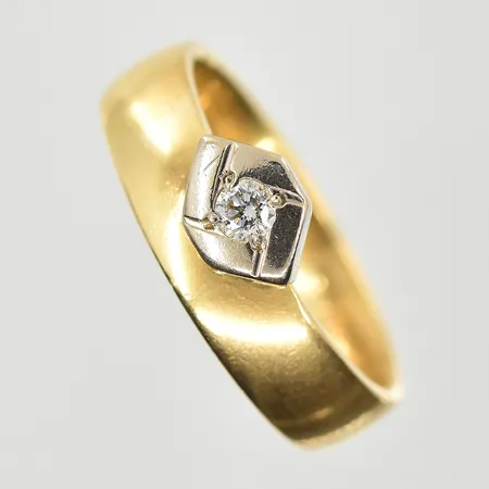 Ring med vit sten, stl 17¼, bredd 5 mm, gravyr, gulguld/vitguld, 18K. Vikt: 6,1 g