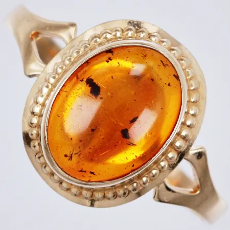 Ring med bärnsten, stl: 14½, bredd: ca 1mm, Ø7mm, 18K Vikt: 0,7 g