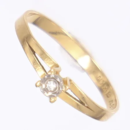 Ring med diamant 1xca 0,01ct, stl 18, bredd 2-4mm, repig skena, 18K Vikt: 1,4 g