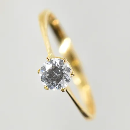 Ring med vit sten, stl 18¾, bredd 2-5 mm, 18K. Vikt: 1,7 g