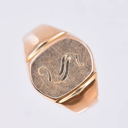 Klackring med monogram, stl 20¼, bredd 4-15 mm, 18K. Vikt: 3,9 g