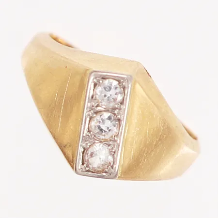 Ring med vita stenar, 15¾, bredd: 2-11mm, 18K Vikt: 2,5 g