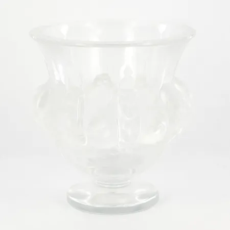Vas, Dampierre, formgiven av René Lalique, Höjd: 12cm, dekor med fåglar, signerad Lalique France, mindre nagg på kant Vikt: 0 g