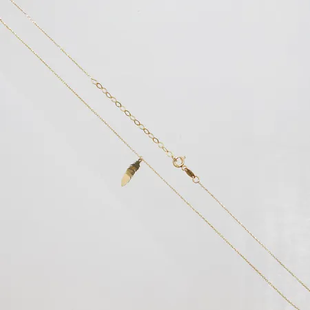 Collier, fjäder, längd ca 40,5-45cm, bredd 0,5-1,5mm, 9K Vikt: 1 g