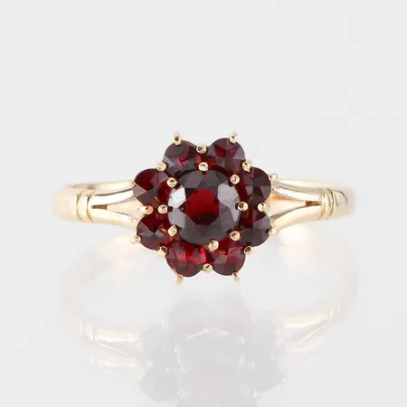 Ring med granater, storlek 18 ½ mm, bredd 2.3-10.3 mm, 18k. Vikt: 2,8 g